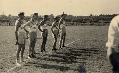 811807 Afbeelding van enkele werknemers van de Carrosserie- en Constructiewerkplaatsen N.V. Jan Jongerius tijdens een ...